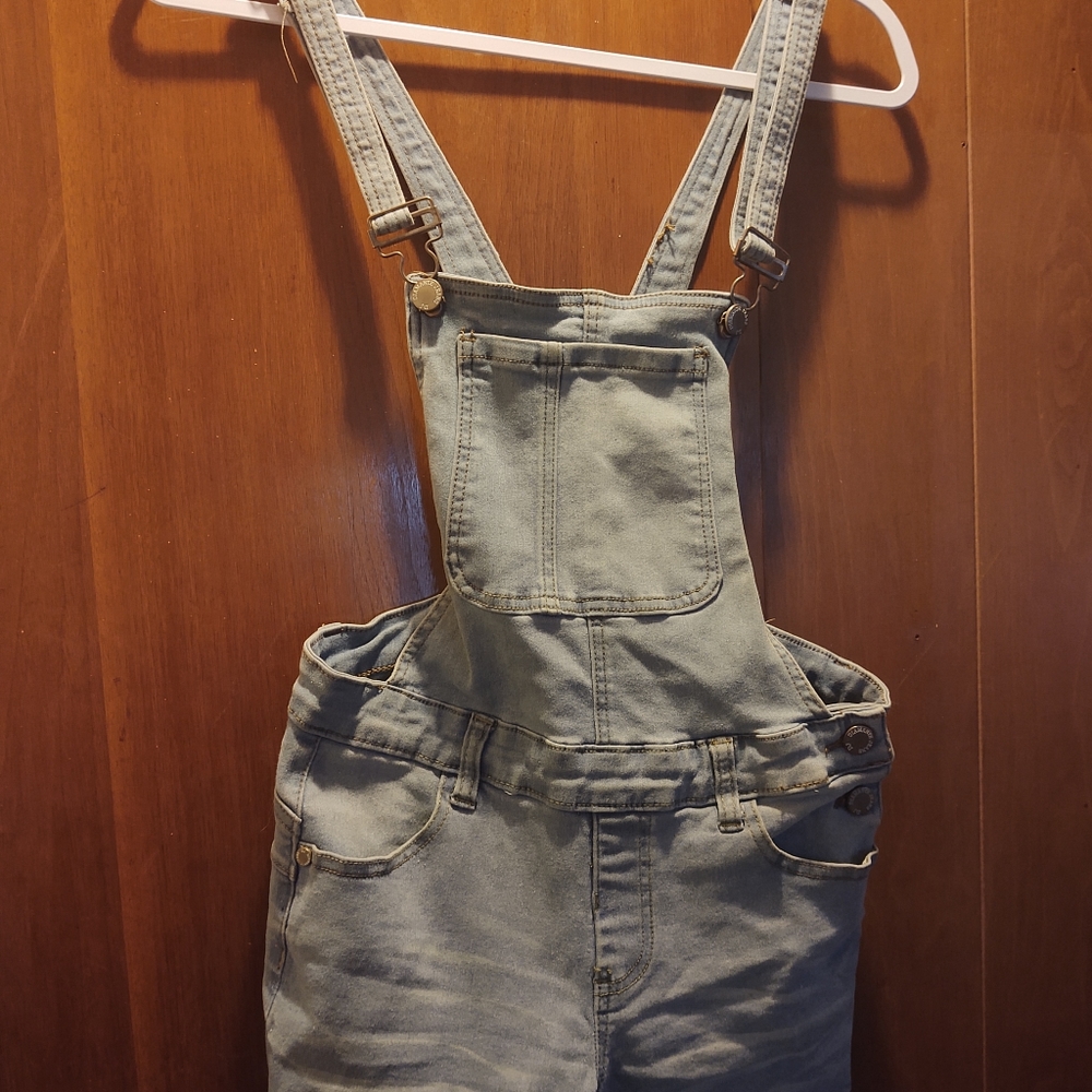 🚨Dynamite women's bib jean shorts size M (T10) - Picture 1 of 3